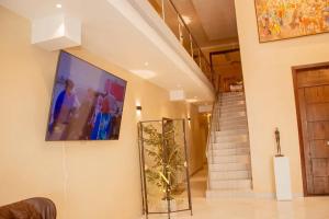 TV a/nebo společenská místnost v ubytování Nyota Lodge Hôtel + 8 fotografií