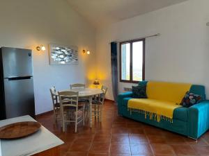 ein Wohnzimmer mit Sofa und Tisch in der Unterkunft Gîtes la fontaine corse vue panoramique in Loreto-di-Casinca + 64 Fotos