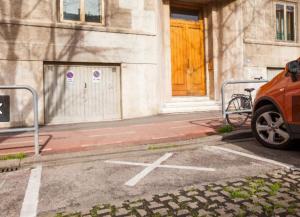 een auto geparkeerd op een parkeerplaats voor een gebouw bij Casa Bertini in Florence