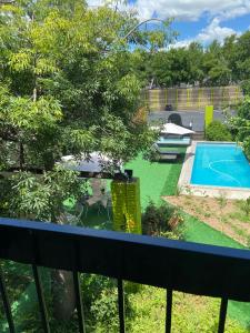 Bazén v ubytování GBL Reine Chateau nebo v jeho okolí