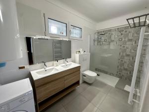 Koupelna v ubytování Villa Clair LOGIS MONACO Parking Terrasse + 65 fotografií