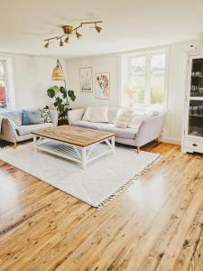 O zonă de relaxare la Villa With Lake Vättern Views Near Gränna