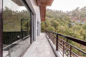 En balkon eller terrasse på Exotic Stays I Three Bedroom Villa With Outdoor Sittig Area Lawn & BBQ l Night Bonfire l Kasauli