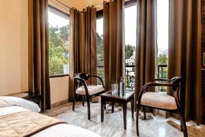 En eller flere senge i et værelse på Exotic Stays I Three Bedroom Villa With Outdoor Sittig Area Lawn & BBQ l Night Bonfire l Kasauli
