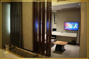 TV a/nebo společenská místnost v ubytování The Capital Heart Hotel