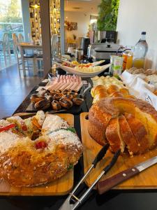 ein Tisch mit verschiedenen Brotsorten und Gebäck in der Unterkunft Hotel A Ponte in Viana do Castelo