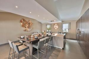 Фотография из галереи Mediterranean Villa With French Riviera Views в городе Кабри