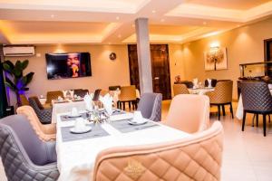 TV a/nebo společenská místnost v ubytování Nyota Lodge Hôtel