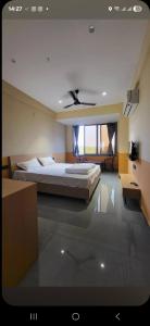 Giường trong phòng chung tại The Rudra Palace