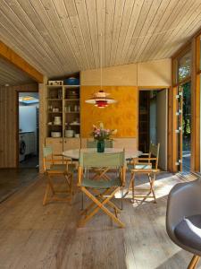 Un comedor con mesa y sillas en Architect-Designed Wooden House In Tisvilde Lunde, en Tisvildeleje