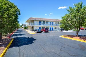 a parking lot in front of a building at Motel 6-Pueblo, CO - I-25 in Pueblo