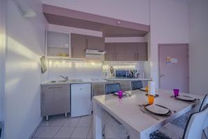 Η κουζίνα ή μικρή κουζίνα στο Dunes Apart-Hotel - Kiwi Residence