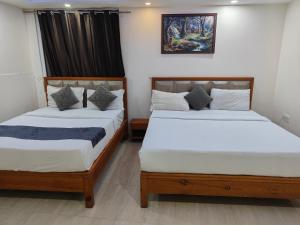 JāmbにあるHotel Royal Plaza At IGI Airportの部屋にベッドが2つ