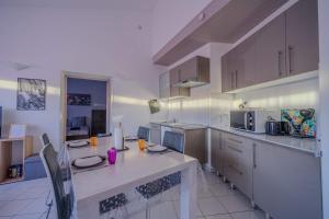 Η κουζίνα ή μικρή κουζίνα στο Dunes Apart-Hotel - Kiwi Residence +19 φωτογραφίες