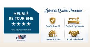 Een set logo's voor een meubelwinkel en een huis. bij La Grande escapade T12 in Troyes