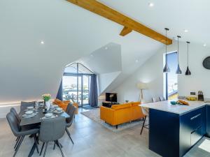 Una sala de estar con una mesa de comedor y un sofá. en Sea Skapya - Uk50178, en Helston