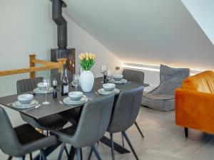 Un comedor con una mesa y sillas negras. en Sea Skapya - Uk50178, en Helston 12 fotos más