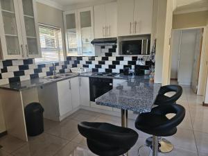 Kuchyň nebo kuchyňský kout v ubytování Lovely Beauty Rest