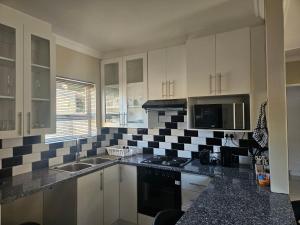 Kuchyň nebo kuchyňský kout v ubytování Lovely Beauty Rest