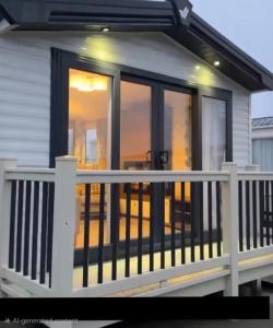 een huis met een balkon met een leuning bij Sam's Caravan Hire Coastfield Holiday Village Ingoldmells in Ingoldmells