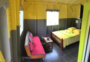 En eller flere senge i et værelse på Studio avec piscine privée à Sainte-Rose, 45 m² + 8 billeder