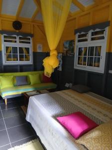 En eller flere senge i et værelse på Studio avec piscine privée à Sainte-Rose, 45 m²