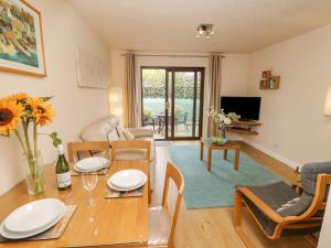 een woonkamer met een tafel en een eetkamer bij Poole Quay Cottage in Poole