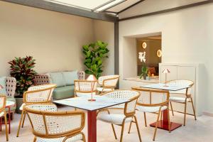 Χώρος καθιστικού στο Zeus Essence Wyndham Athens Residence +50 φωτογραφίες