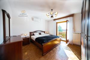 Un dormitorio con una cama y una cómoda y una ventana. en Spacious Apartment Senozece - with terrace & grill, en Senožeče