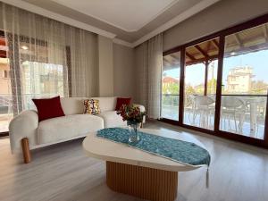 un soggiorno con un divano e un tavolo di Family Duplex Villa with Garden 150m to Beach a Ayvalık