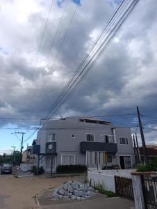 een wit gebouw met een klok aan de zijkant bij Rooftop BeiraMar in Balneario Barra do Sul