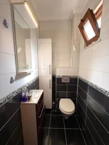 un bagno con un water bianco e un lavandino di Family Duplex Villa with Garden 150m to Beach a Ayvalık Altre 30 foto