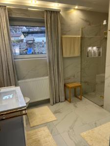 弗尔克马克特Golden Rooms的带淋浴和窗户的浴室