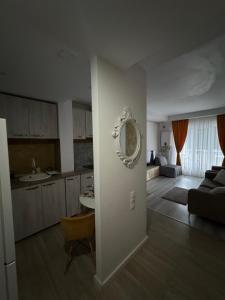 uma cozinha e sala de estar com um espelho na parede em Lucas investment Q14-302 em Ştefăneştii de Jos