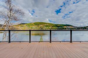 a boardwalk with a view of a body of water at Le Tresor du Lac in Mandeville