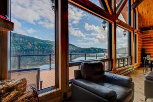 a living room with a view of a large window at Le Tresor du Lac in Mandeville