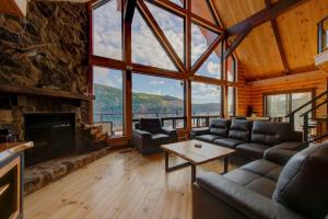 a living room with a couch and a fireplace at Le Tresor du Lac in Mandeville