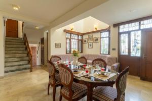 een eetkamer met een tafel en stoelen bij Jobner Haus Jaipur in Jaipur