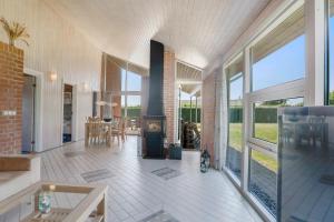 una sala de estar con chimenea en una casa en Lovely Holiday Home Near Beach And Nature, en Karrebæksminde