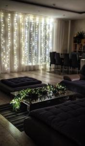 ein Wohnzimmer mit vielen Lichtern an einer Wand in der Unterkunft Baltamiškio slėnis in Baltamiškis