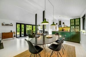 Nhà bếp/bếp nhỏ tại Summer House In Houstrup With Scenic Views