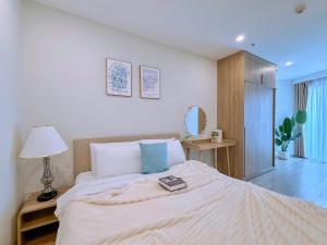 En eller flere senge i et værelse på The Sóng Hotel - Căn Hộ Dịch Vụ Cao Cấp + 35 billeder