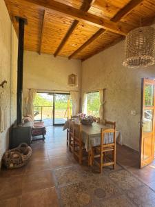 een eetkamer met een tafel en stoelen bij Cabaña Zara in Villa Yacanto