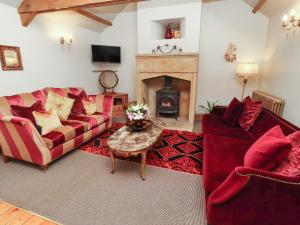 een woonkamer met twee banken en een open haard bij The Classic in Falstone