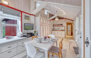 eine Küche und ein Esszimmer mit Tisch und Stühlen in der Unterkunft Gorgeous Home In Galmsbüll in Galmsbüll