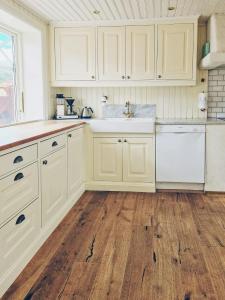 O bucătărie sau chicinetă la Villa With Lake Vättern Views Near Gränna