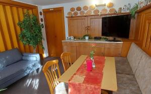 Køkken eller tekøkken på Ferienwohnung am kleinen Bärenstein 01796 Struppen OT Thürmsdorf Thürmsdorfer Str 28 + 27 billeder