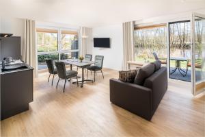 una sala de estar con un sofá y una mesa en Wassermühle Heiligenthal, en Lüneburg