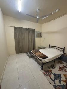 En eller flere senge i et værelse på AJMAN HOME Stay ONLY FOR COUPLES FAMILY AND LADIES