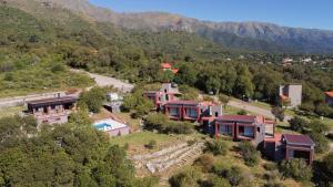 een luchtfoto van een huis in de bergen bij Crepúsculo Serrano in Merlo